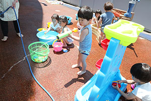 キッズガーデンで水遊び　ぺんぎん