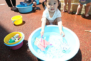 キッズガーデンで水遊び　ぺんぎん