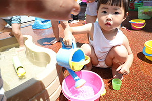 キッズガーデンで水遊び　ぺんぎん
