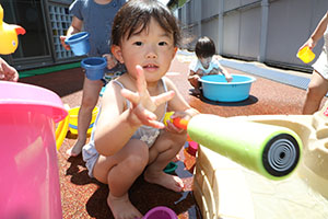 キッズガーデンで水遊び　ぺんぎん
