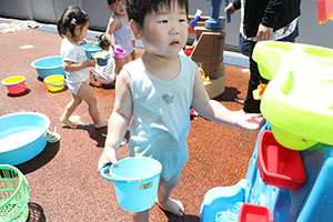 キッズガーデンで水遊び　ぺんぎん