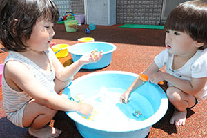 キッズガーデンで水遊び　ぺんぎん