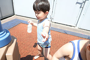 キッズガーデンで水遊び　ぺんぎん