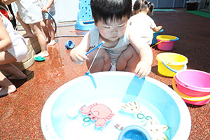 キッズガーデンで水遊び　ぺんぎん