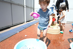 キッズガーデンで水遊び　ぺんぎん