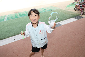 人が入れるシャボン玉に挑戦！　C・E