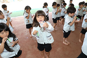 人が入れるシャボン玉に挑戦！　C・E