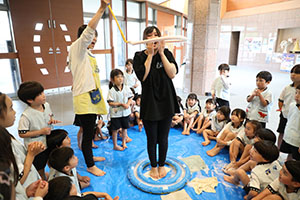 人が入れるシャボン玉に挑戦！　C・E