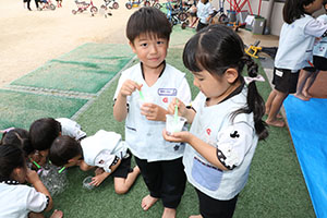 人が入れるシャボン玉に挑戦！　C・E