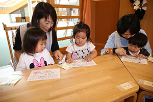 シール貼り　ーカタツムリー　　ひよこ