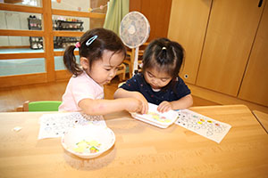 シール貼り　ーカエルー　　ぺんぎん