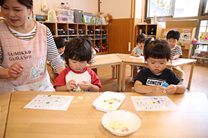 シール貼り　ーカエルー　　ぺんぎん