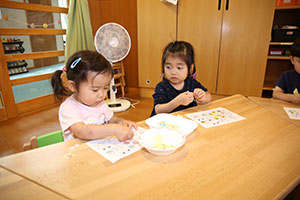 シール貼り　ーカエルー　　ぺんぎん