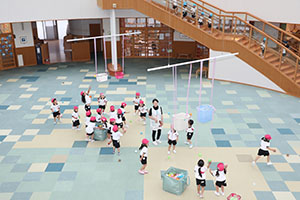 みんなで玉入れ楽しかったね　ばら・さくら（すみれ・こあら）