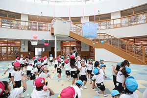 みんなで玉入れ楽しかったね　ばら・さくら（すみれ・こあら）