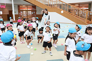 みんなで玉入れ楽しかったね　ばら・さくら（すみれ・こあら）