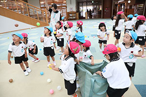 みんなで玉入れ楽しかったね　ばら・さくら（すみれ・こあら）