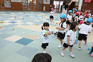 みんなで玉入れ楽しかったね　ばら・さくら（すみれ・こあら）