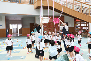 みんなで玉入れ楽しかったね　ばら・さくら（すみれ・こあら）