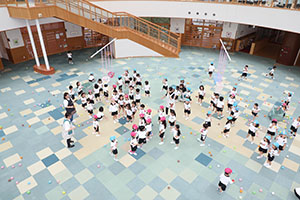 みんなで玉入れ楽しかったね　ばら・さくら（すみれ・こあら）