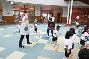 みんなで玉入れ楽しかったね　ばら・さくら（すみれ・こあら）