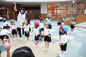 みんなで玉入れ楽しかったね　ばら・さくら（すみれ・こあら）