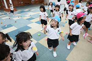 みんなで玉入れ楽しかったね　ばら・さくら（すみれ・こあら）