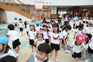 みんなで玉入れ楽しかったね　ばら・さくら（すみれ・こあら）