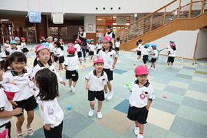 みんなで玉入れ楽しかったね　ばら・さくら（すみれ・こあら）