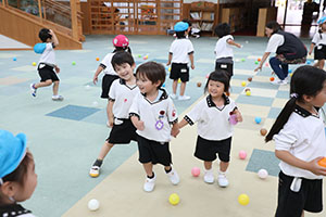 みんなで玉入れ楽しかったね　ばら・さくら（すみれ・こあら）