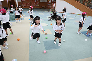 みんなで玉入れ楽しかったね　ばら・さくら（すみれ・こあら）
