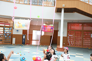 みんなで玉入れ楽しかったね　ばら・さくら（すみれ・こあら）