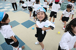 みんなで玉入れ楽しかったね　ばら・さくら（すみれ・こあら）