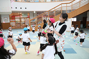 みんなで玉入れ楽しかったね　ばら・さくら（すみれ・こあら）
