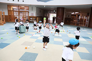 みんなで玉入れ楽しかったね　ばら・さくら（すみれ・こあら）