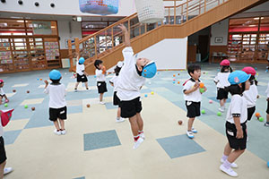 みんなで玉入れ楽しかったね　ばら・さくら（すみれ・こあら）