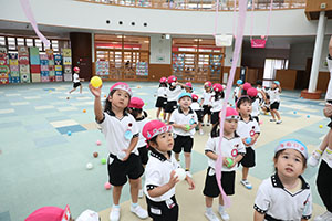 みんなで玉入れ楽しかったね　ばら・さくら（すみれ・こあら）