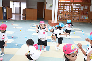 みんなで玉入れ楽しかったね　ばら・さくら（すみれ・こあら）