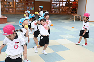 みんなで玉入れ楽しかったね　ばら・さくら（すみれ・こあら）