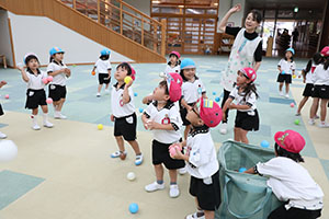 みんなで玉入れ楽しかったね　ばら・さくら（すみれ・こあら）