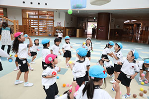 みんなで玉入れ楽しかったね　ばら・さくら（すみれ・こあら）