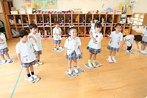 新聞紙じゃんけん遊び　すみれ