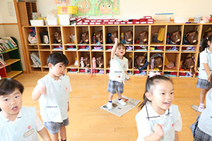 新聞紙じゃんけん遊び　すみれ