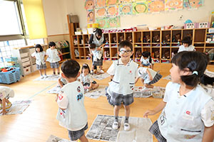 新聞紙じゃんけん遊び　すみれ