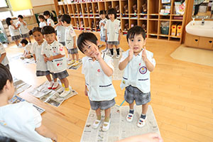 新聞紙じゃんけん遊び　すみれ