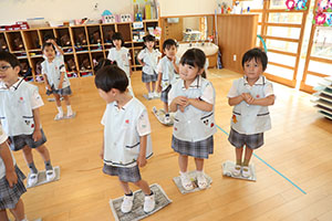 新聞紙じゃんけん遊び　すみれ