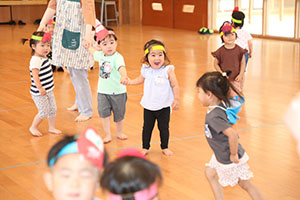 ホールでリトミック遊びとだるまさんがころんだ　　2歳児クラス