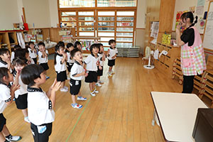元気いっぱい歌っています♪　A・すみれ・りす