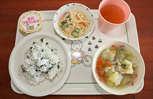 おにぎりを持ってピクニック　ぱんだ