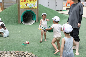 どろんこ遊び　ばら・たんぽぽ